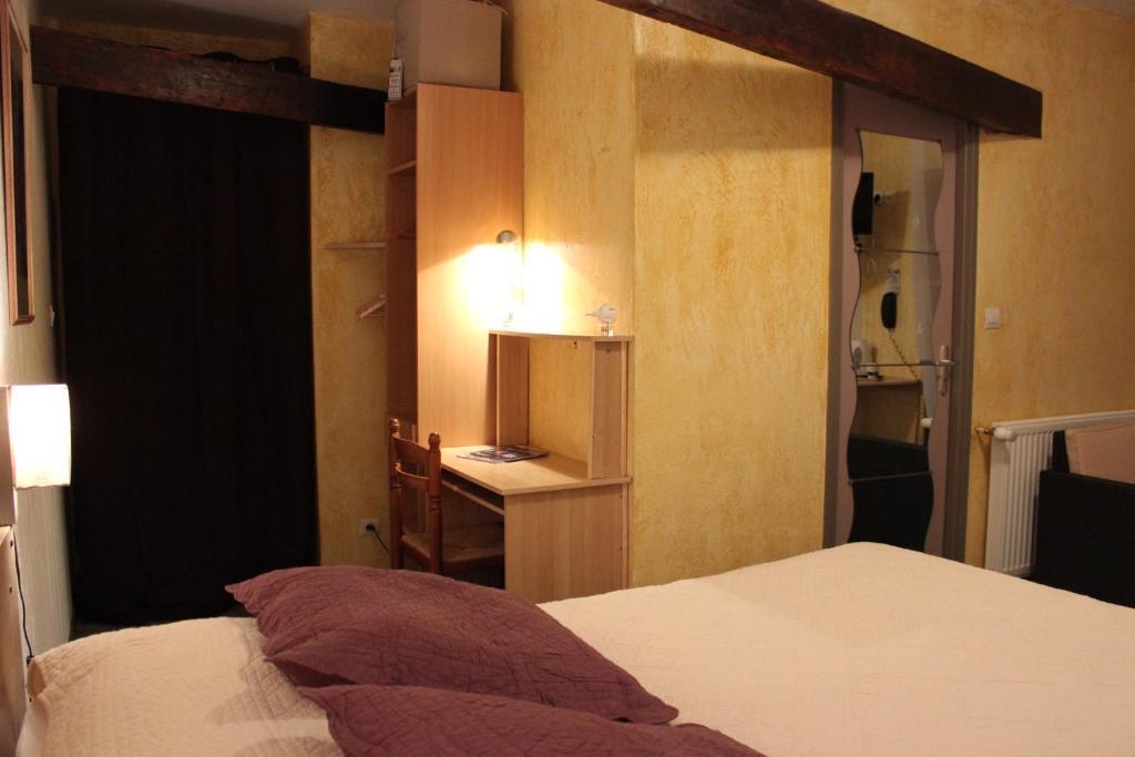 Auberge Du Bord Des Eaux - Demi-Pension Assuree Sur Reservation Saint-Amand-les-Eaux Exterior foto